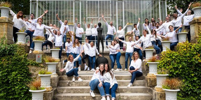 La Chorale universitaire de Rouen pose au pied de la serre à l'horloge du Jardin des plantes