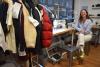 Élodie Blot à côté de sa machine à coudre dans son atelier Rapid couture