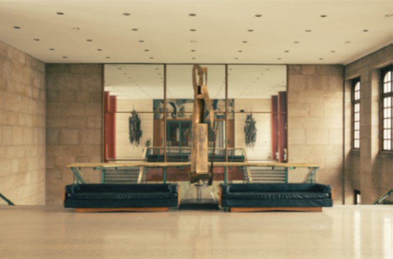  panneau abstrait de Roger Tolmer, paire de hauts-reliefs en métal de Jean-Pierre Demarchi. © Ville de Rouen.